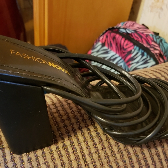 Size 7.5 heels - Picture 2 of 4